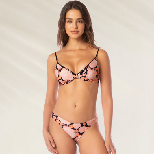 Mulher usando cueca biquíni com estampa floral em rosa e preto Cueca Sublimity Reversível Maaji
