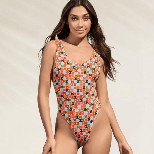 Mulher usando fato de banho reversível Maaji com estampa geométrica colorida e decote redondo