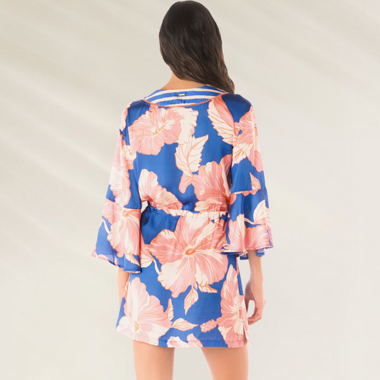Kaftan Enjoyable Maaji vestida por mulher, estampado floral rosa com fundo azul, estilo elegante e tropical
