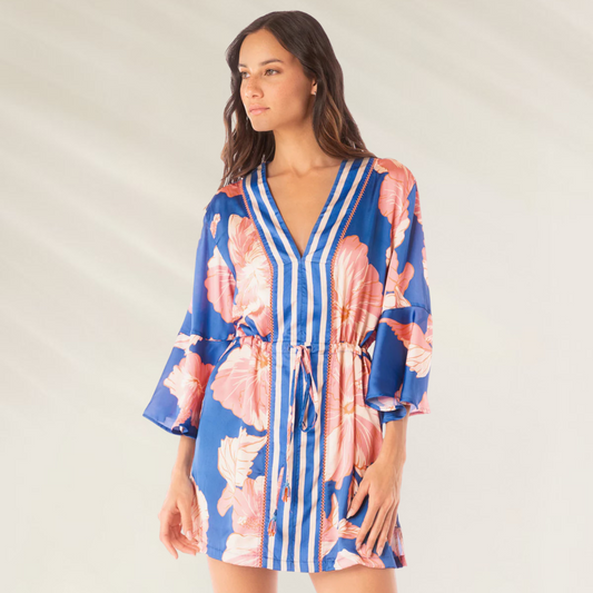 Mulher usando Kaftan Enjoyable Maaji – Elegância Tropical com Toque de Luxo azul com estampa floral rosa