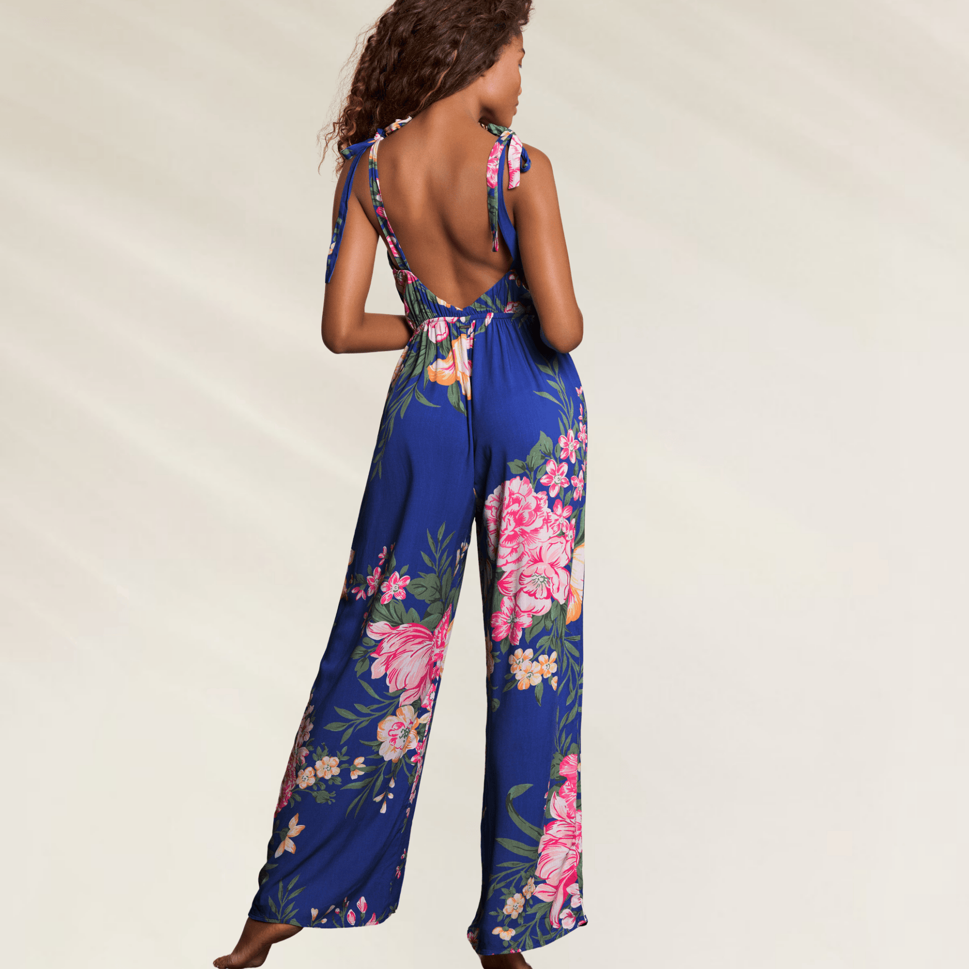 Macacão Maaji Floralia Kennedy – Beachwear Elegante com estampa floral em fundo azul e costas abertas