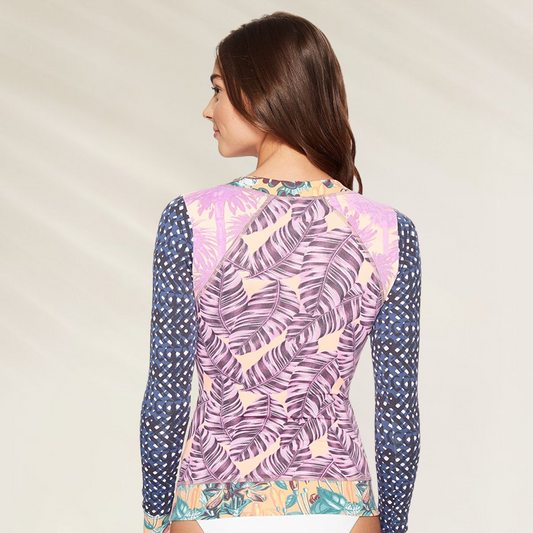 Rashguard Maaji Manga Comprida – Estilo, Proteção e Versatilidade com estampa tropical colorida e mangas azuis com padrão geométrico