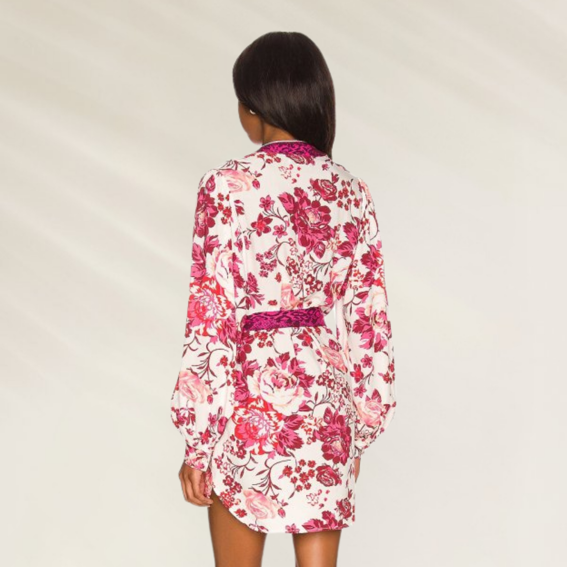 Visual da parte de trás do Robe Pijama Floral Curto com Cinto – Maaji, em estampa vibrante de flores