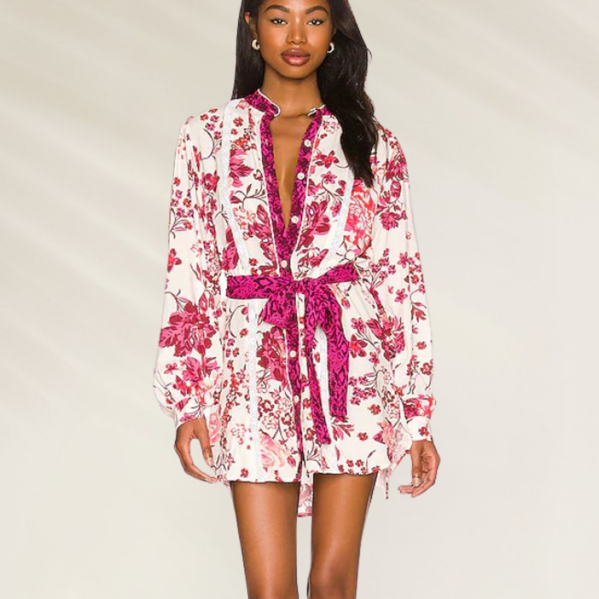 Robe Pijama Floral Curto com Cinto – Maaji, com estampa vibrante e faixa ajustável para um visual elegante.