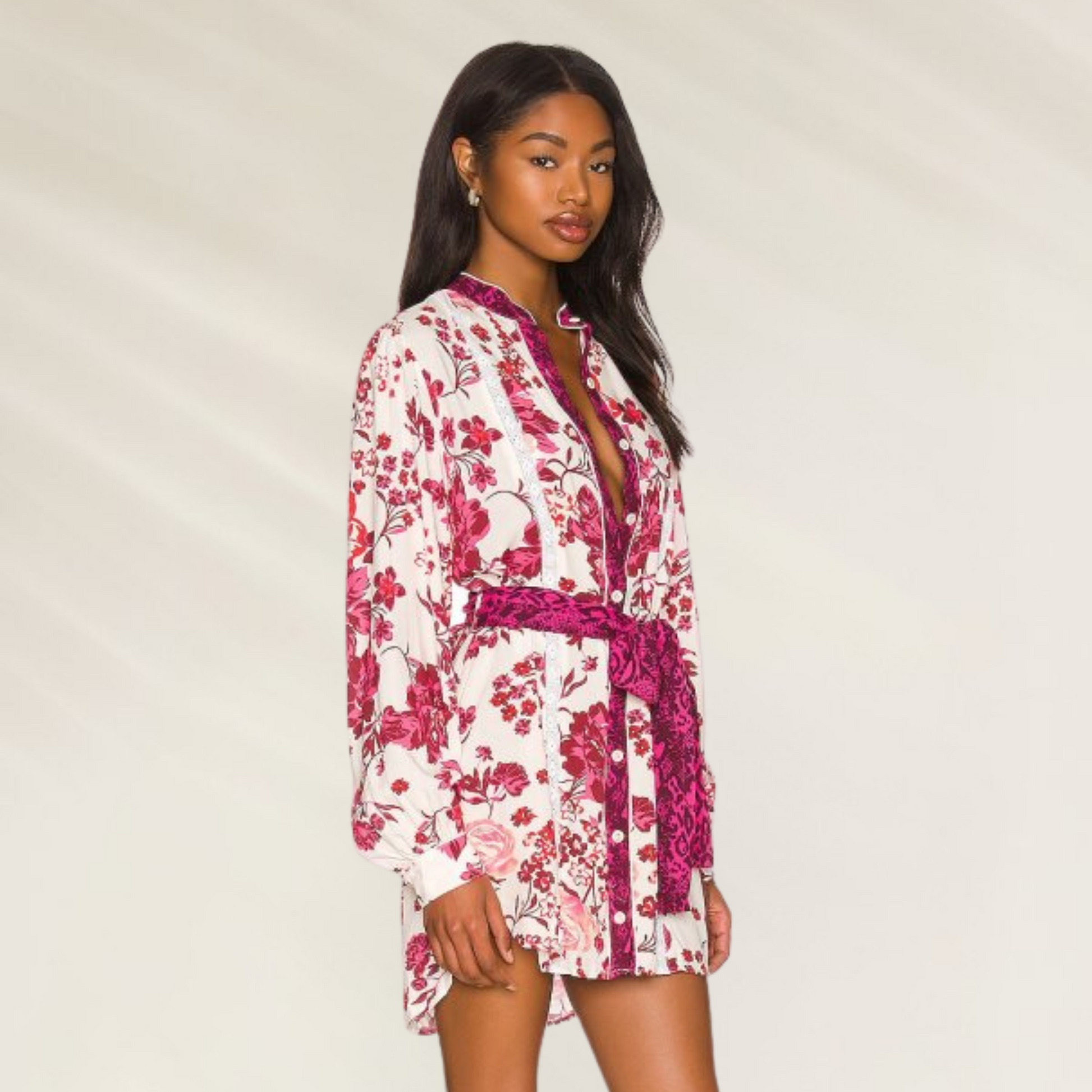 Robe Pijama Floral Curto com Cinto – Maaji em tecido leve com detalhes florais vibrantes