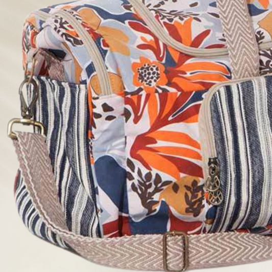 Saco Fim-de-Semana da Maaji com estampa floral colorida e detalhe listrado com alça ajustável