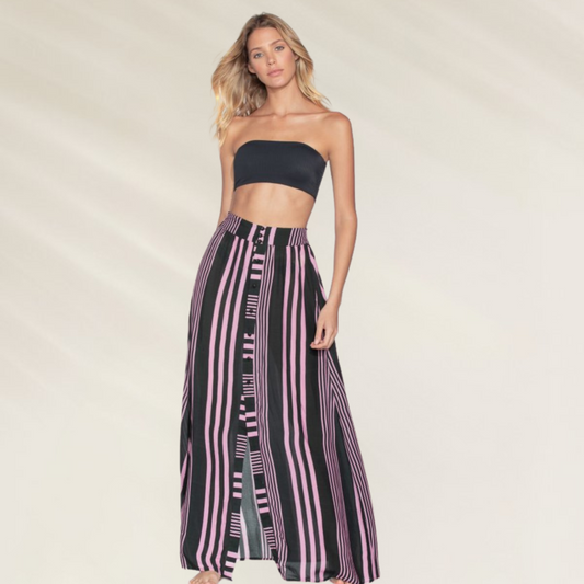 Saia comprida Maaji de riscas com abotoamento frontal, perfeita para looks casuais e de verão.