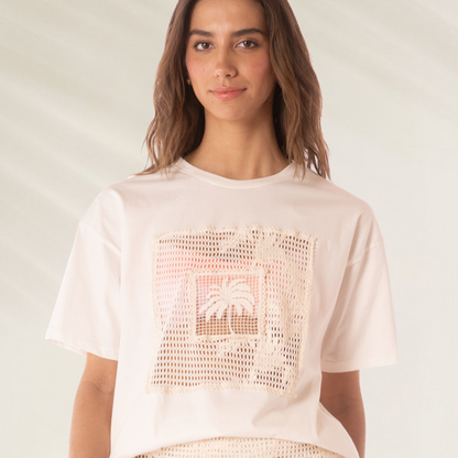T-shirt Maaji com Bordado em Renda – 100% Algodão, camiseta feminina branca com detalhe em renda e estampa de palmeira