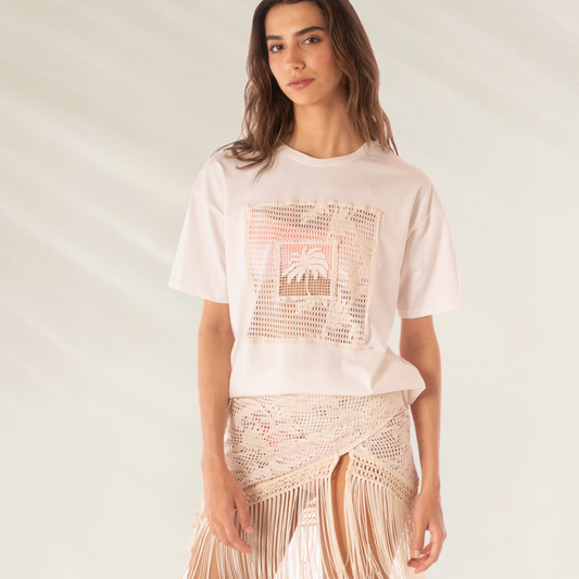 T-shirt Maaji com Bordado em Renda – 100% Algodão em tom claro com desenho em renda frontal