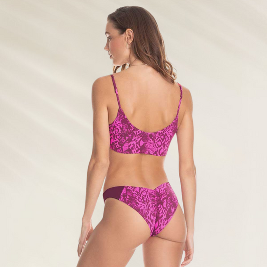 Mulher usando Top Bralette Reversível Maaji rosa com estampa animal print vista de costas.