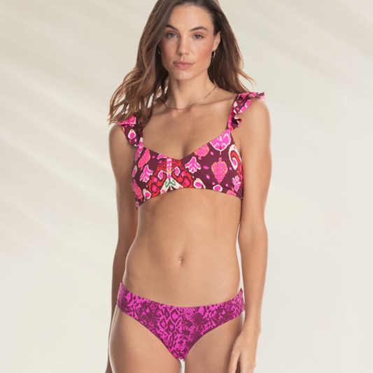 Top Reversível Bralette com Folhos Maaji rosa e roxo com estampa vibrante em modelo feminino