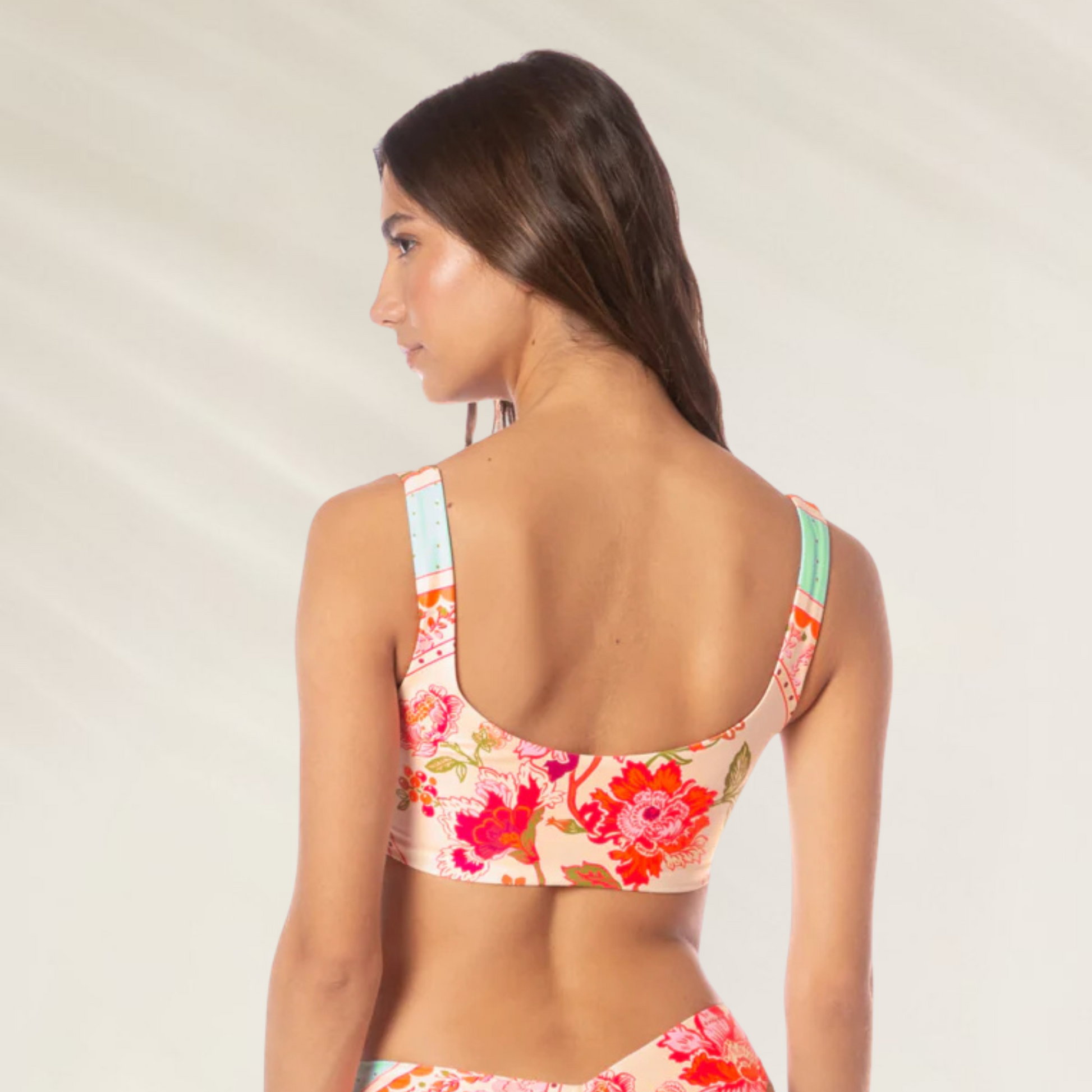 Top Reversivel Dazzle Maaji com estampa floral colorida visto por trás em modelo feminino
