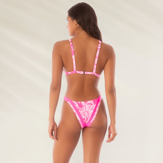 Top reversível Maaji tons rosa com estampa floral, vista traseira em modelo feminino