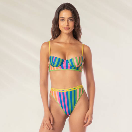 Mulher vestindo Top Violeta Balconette Reversível Maaji listrado colorido com alças finas