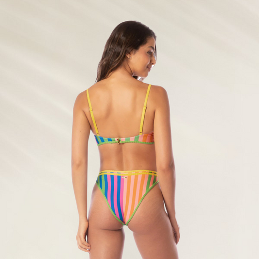 Mulher de costas vestindo Top Violeta Balconette Reversível Maaji com estampa listrada colorida