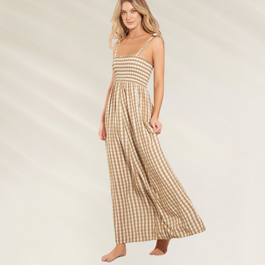 Vestido Comprido com Alças Ajustáveis Maaji xadrez bege e branco com modelo em pé