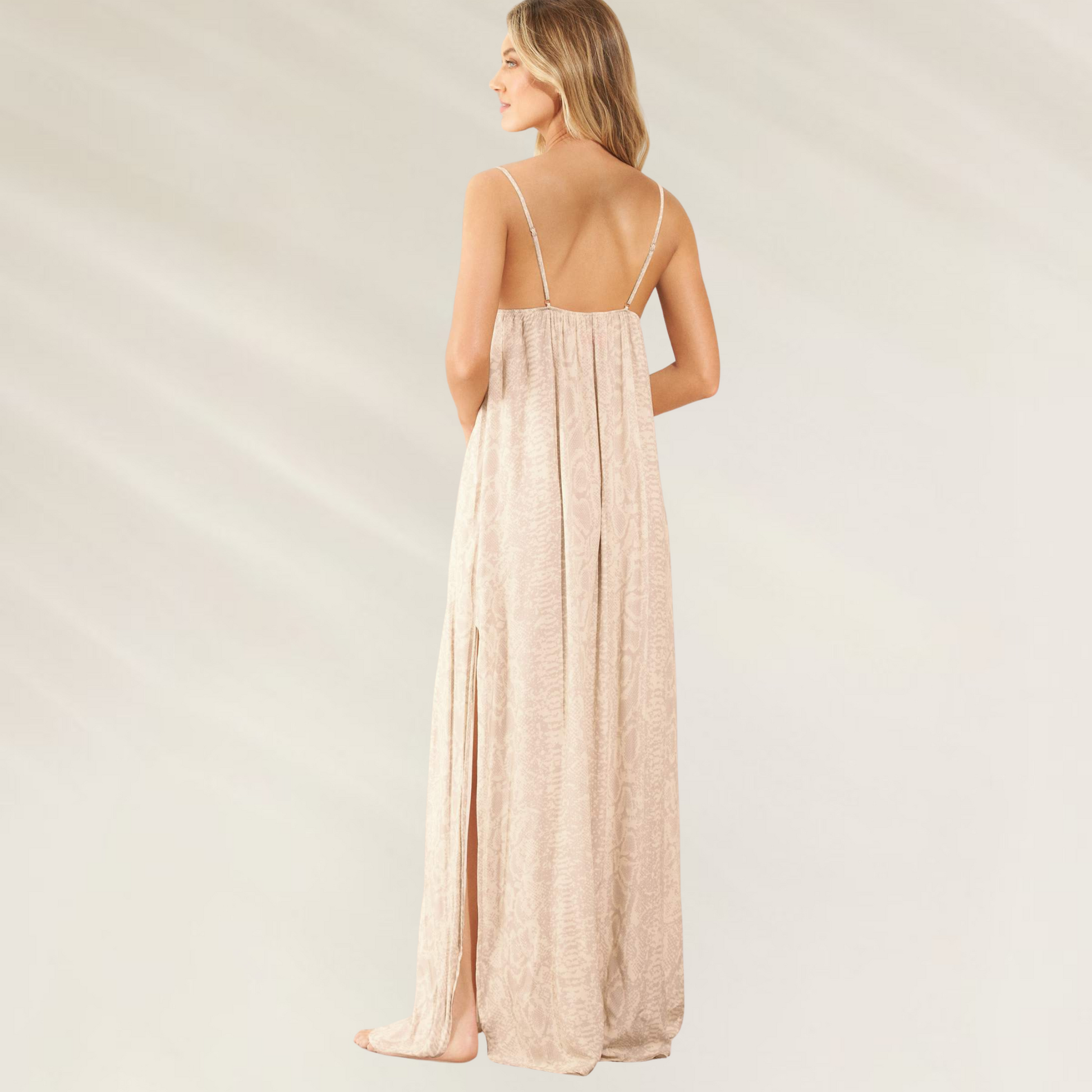 Vestido comprido com alças finas ajustáveis e padrão animal subtil Maaji em tom bege claro visto de costas