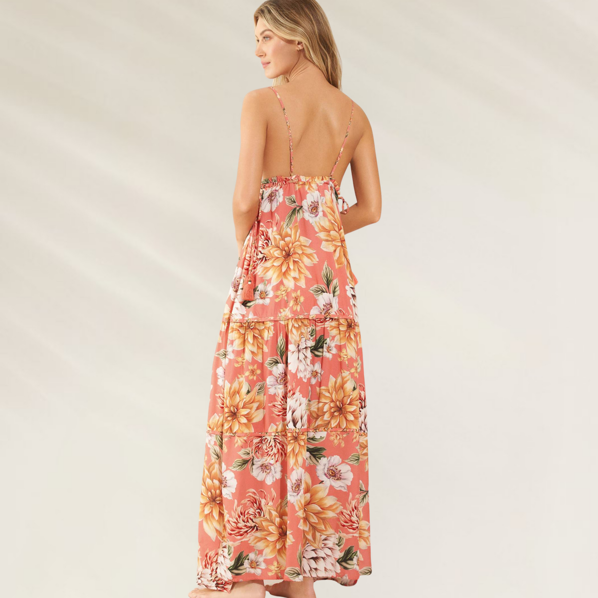 Vestido Comprido Floral com Alças Ajustáveis Maaji em fundo rosa com flores grandes amarelas e brancas