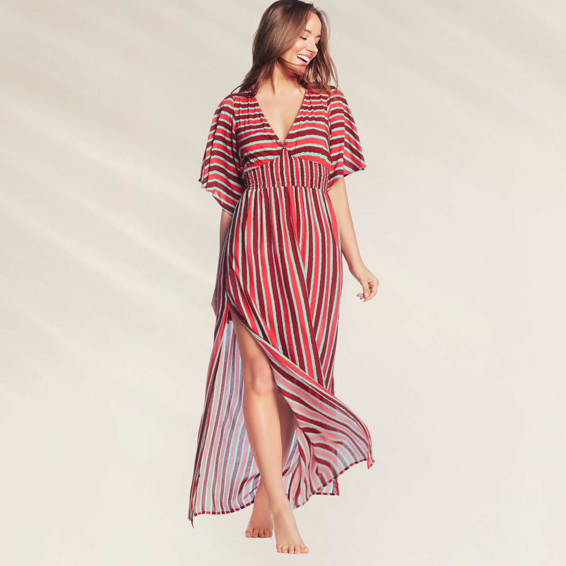 Vestido Comprido Maaji com Aberturas Laterais listrado em vermelho e branco com decote em V e mangas soltas