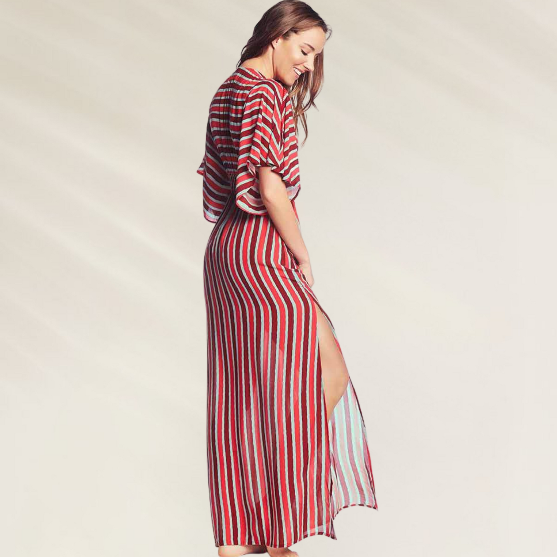 Vestido Comprido Maaji com Aberturas Laterais listrado vermelho e branco em modelo feminino