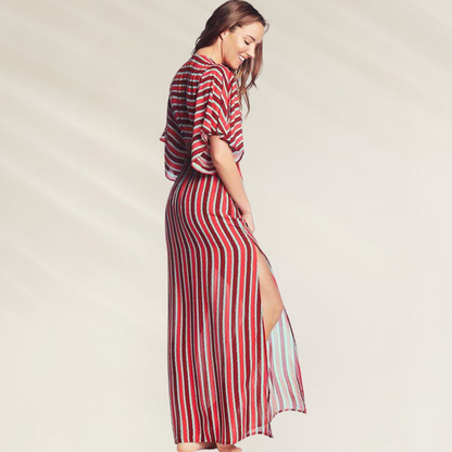 Vestido Comprido Maaji com Aberturas Laterais listrado vermelho e branco em modelo feminino
