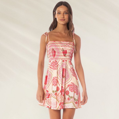 Vestido Curto Astra Strawberry Palm Maaji feminino com estampa floral rosa e alças finas ajustáveis