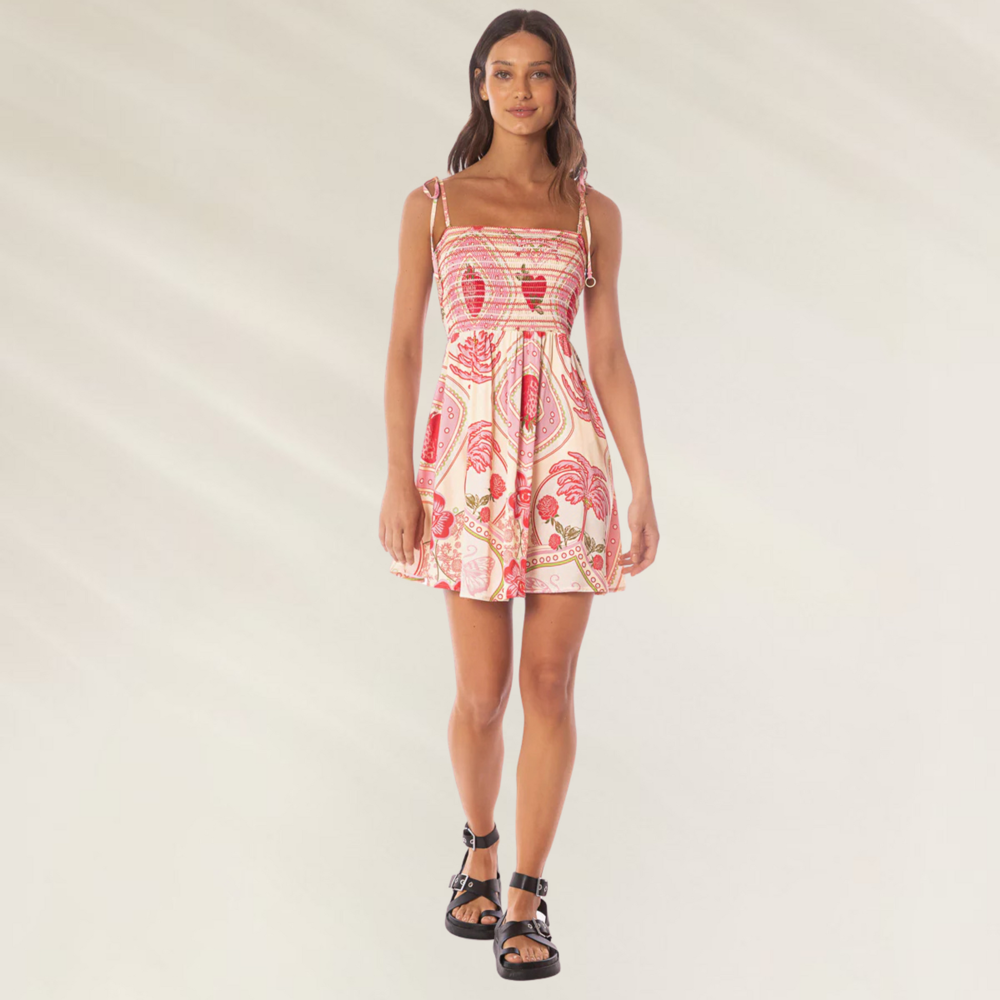Vestido Curto Astra Strawberry Palm Maaji com estampa tropical em tons de rosa e vermelho