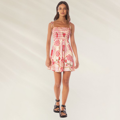 Vestido Curto Astra Strawberry Palm Maaji com estampa tropical em tons de rosa e vermelho
