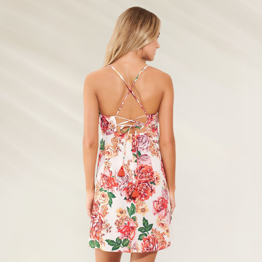 Vestido Curto Floral Maaji com alças finas cruzadas e estampa colorida de flores vermelhas e verdes
