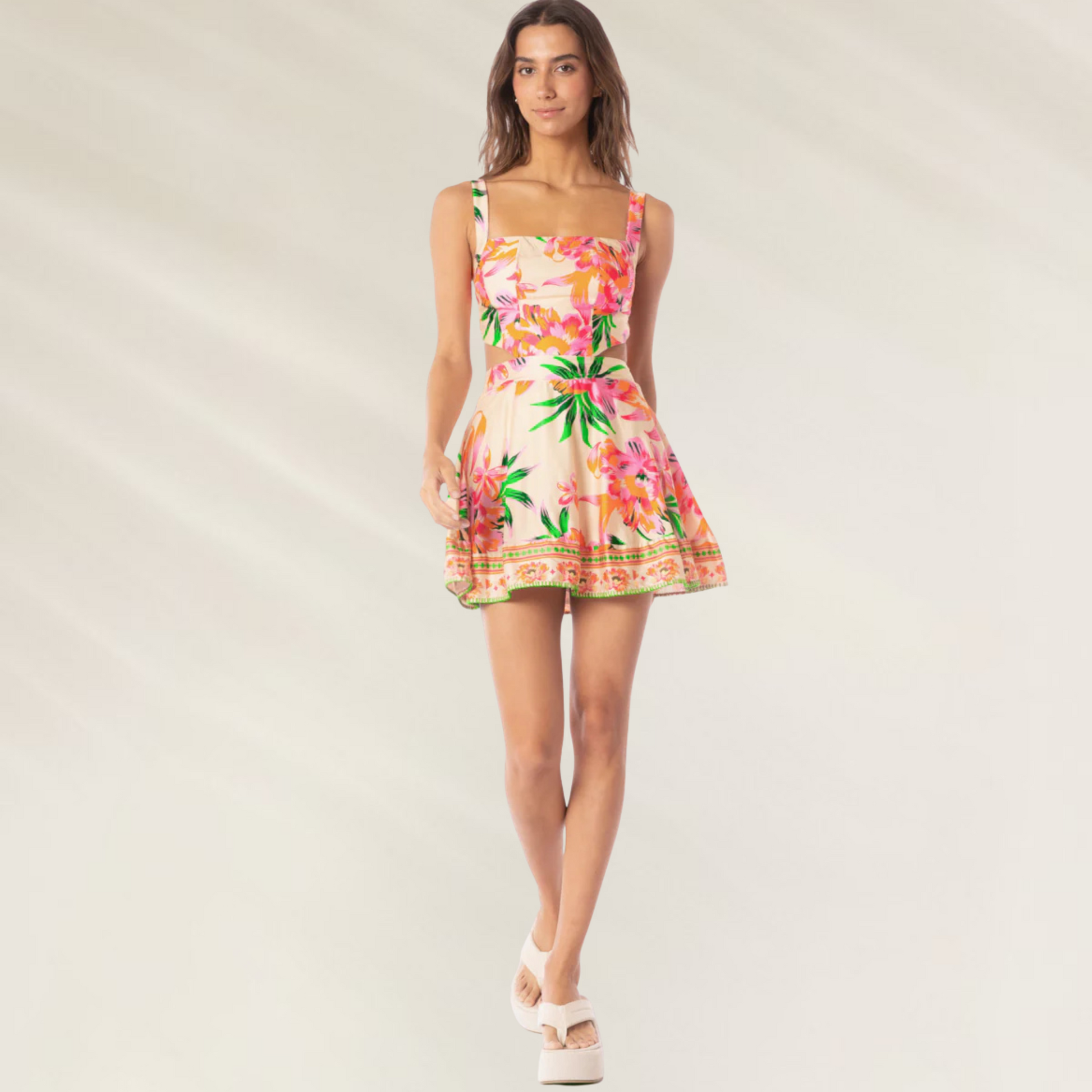 Vestido de Praia Mini Elegância Maaji curto com estampa floral colorida e alças largas