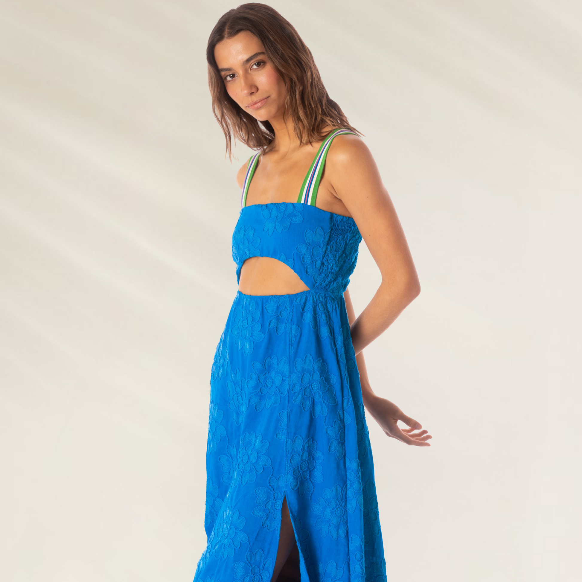 Vestido Longo Azul Bordado com Abertura Maaji com alças coloridas em modelo feminino