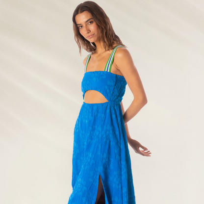 Vestido Longo Azul Bordado com Abertura Maaji com alças coloridas em modelo feminino