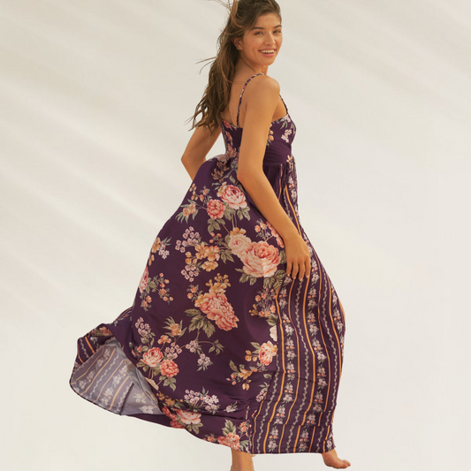 Vestido Longo Floral em Viscose Ecológica Maaji com estampa roxa e floral, modelo fluido e alças finas
