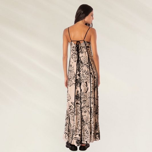 Modelo usando Vestido Longo Lily da Maaji com estampa floral em tons neutros e alças finas