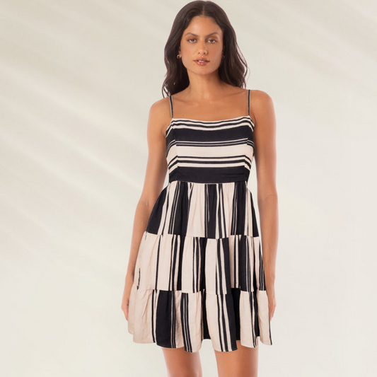 Vestido Maaji em Viscose e Linho Emily curto branco com listras pretas e alças finas