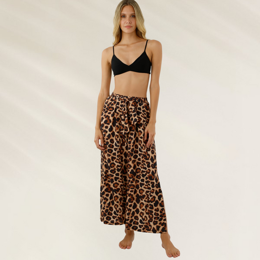 Calças Estampa Animal Print com Abertura Lateral Malai usadas por mulher com top preto em fundo claro