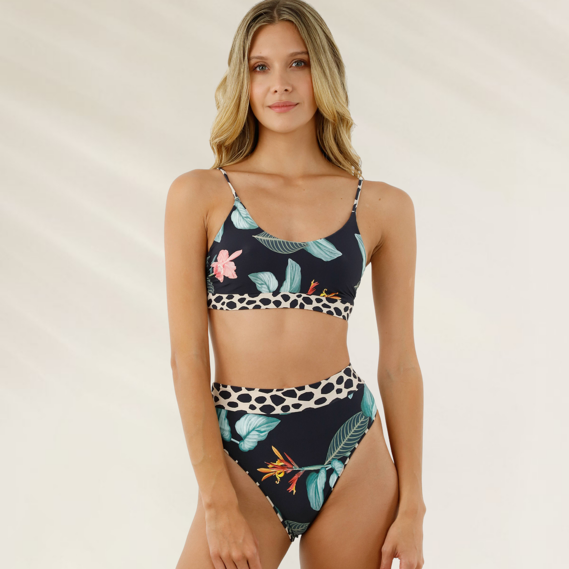 Cueca Alta Reversível Malai bikini com estampa floral e detalhes em animal print em modelo feminino