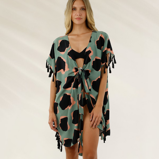 Kaftan Malai com Estampa Moderna e Detalhe de Pompoms em tecido leve usado por mulher