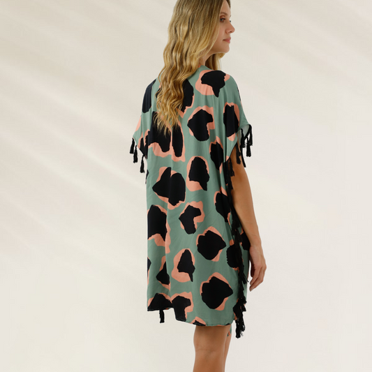 Kaftan Malai com Estampa Moderna e Detalhe de Pompoms em verde com preto e rosa vista de costas