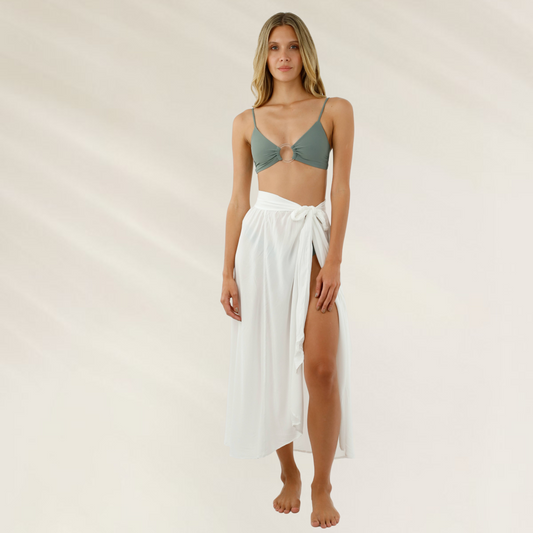 Mulher usando Saia de Praia em Viscose com Nó Malai branca e top de praia verde