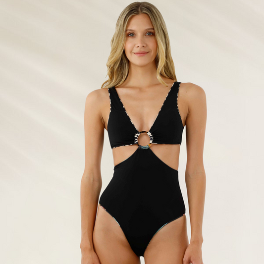 Modelo usando Triquini Reversível com Argola Malai preto com detalhe de argola no centro