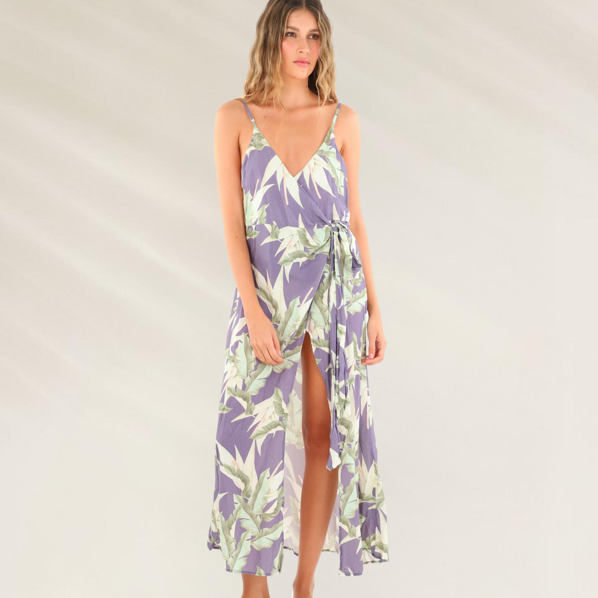 Vestido Comprido com Abertura Frontal MALAI em estampa floral lilás com alças finas e cintura ajustável
