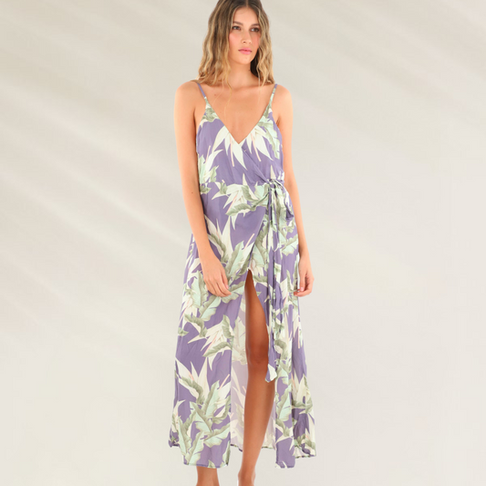 Vestido Comprido com Abertura Frontal MALAI em estampa floral lilás com alças finas e cintura ajustável