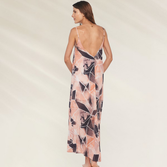 Mulher vista de costas usando vestido longo estampado geométrico Malai com alças finas e decote profundo