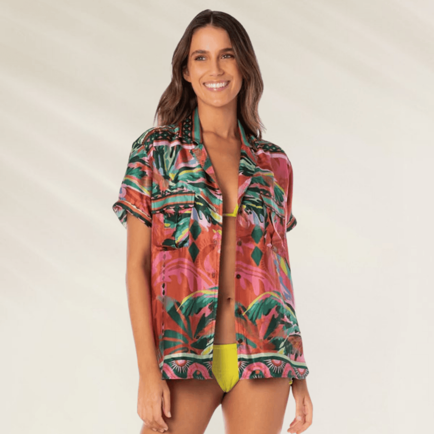Camisa colorida da Maaji com estampa tropical e mangas curtas, ideal para o verão