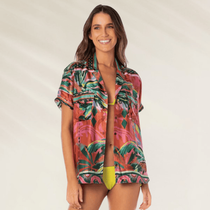 Camisa colorida da Maaji com estampa tropical e mangas curtas, ideal para o verão