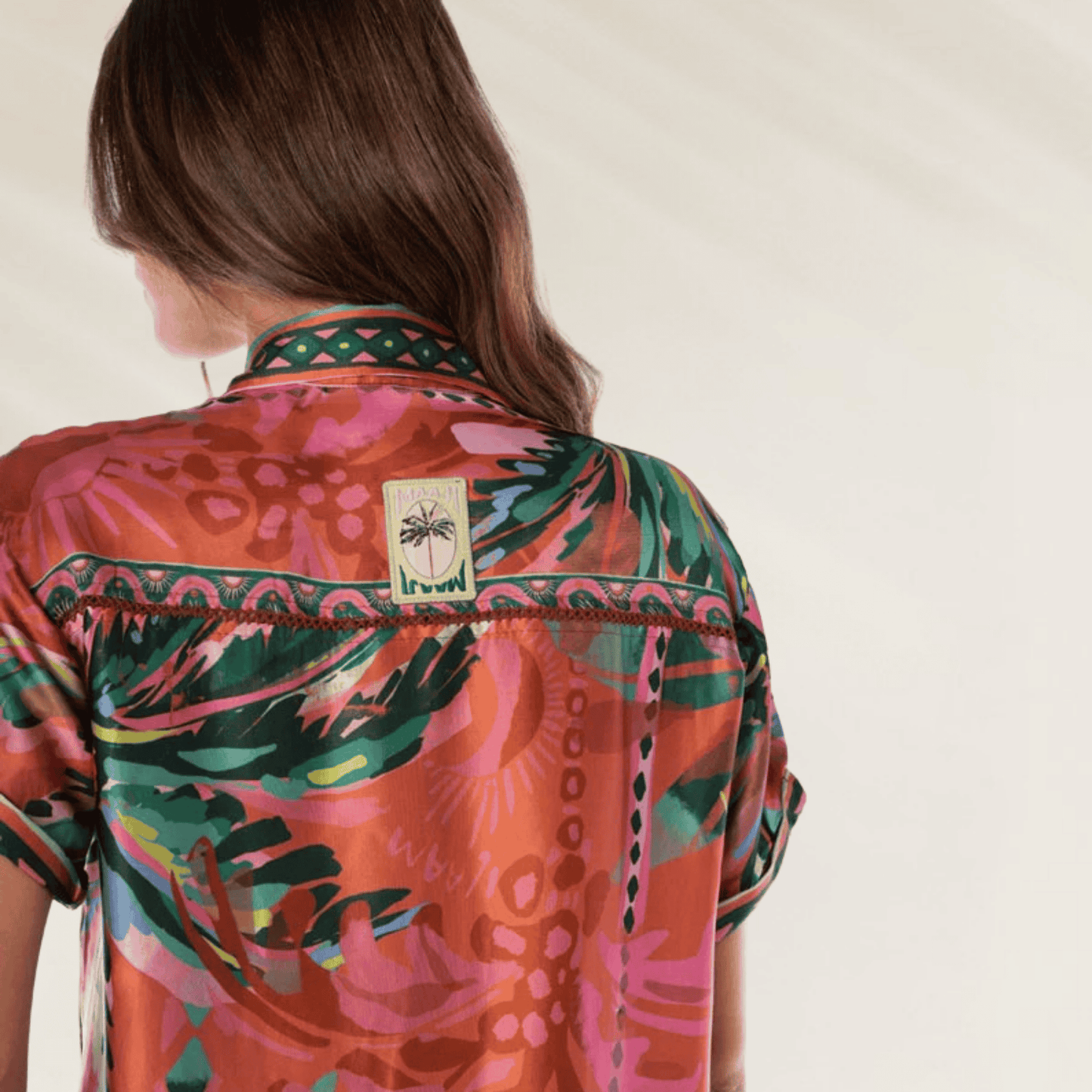 Camisa Maaji Colorida com Estampa Tropical e Detalhes em Folhagens para Estilo Casual