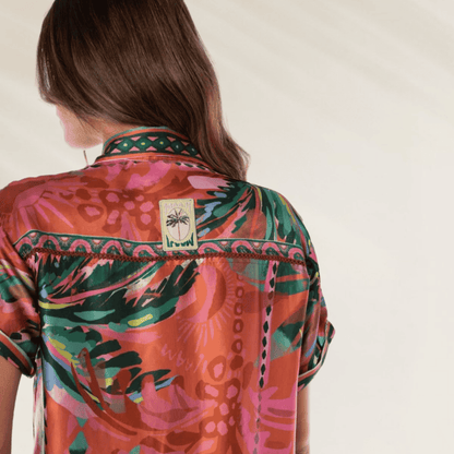 Camisa Maaji Colorida com Estampa Tropical e Detalhes em Folhagens para Estilo Casual