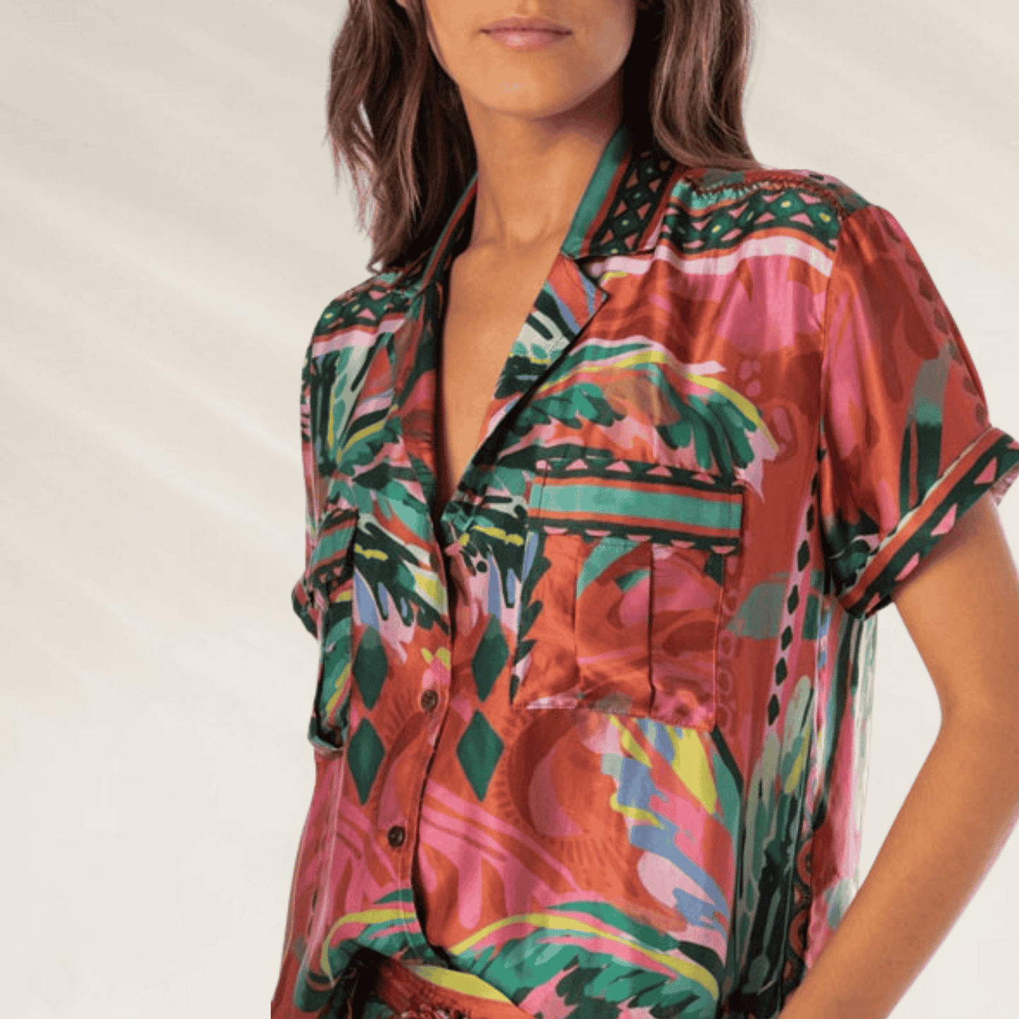 Camisa Maaji com estampa vibrante em tons de verde e rosa, ideal para looks descontraídos