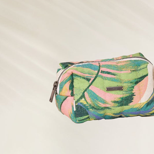 Bolsa Maaji com estampa colorida tropical, ideal para organização de itens pessoais